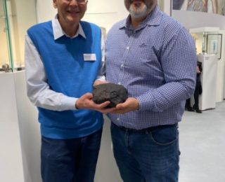 Almanya’da Türkün bahçesine düşen göktaşı sergiye çıktı