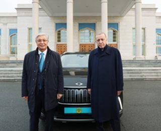 Erdoğan Kazak mevkidaşına TOGG hediye etti