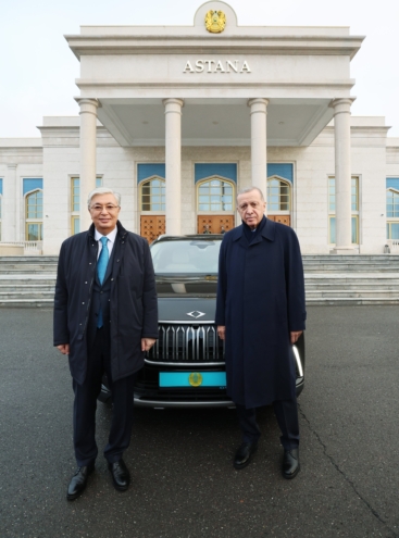 Cumhurbaskani Kazak mevkidasina TOGG hediye etti
