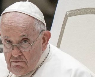 Papa Francis, reform karşıtı piskoposu görevden aldı