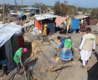 Arakanlı müslümanların yaşadığı mülteci kampında büyük yangın