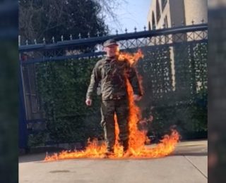 ABD’li asker İsrail Büyükelçiliği’nin önünde kendini yaktı