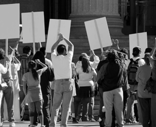 Bürükselli çiftçiler, AB kurumları önünde protesto düzenledi