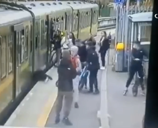 Çete üyeleri, genç kızı tren raylarına itti