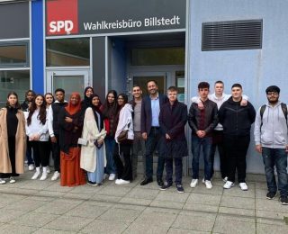 ALMANYADA TÜRK MİLLETVEKİLİ ÖNEŞ’TEN STAJ ÇAĞRISI
