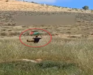 Filistin bayrağını tekmelerken havaya uçtu!