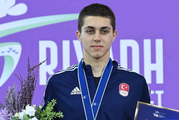 Doruk Erolçevik, Gençler ve Yıldızlar Dünya Eskrim Şampiyonası’nda altın madalya kazandı