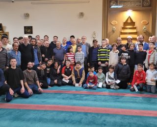 Düren’de teravih namazına gelen çocuklar ödüllendirildi