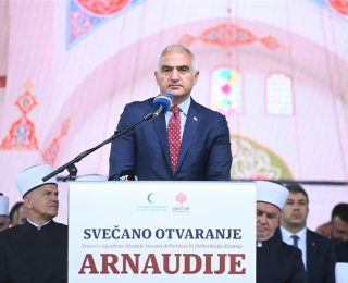 SIRPLAR TARAFINDAN DİNAMİTLE YIKILAN ARNAUDİYE CAMİİ YENİDEN İBADETE AÇILDI