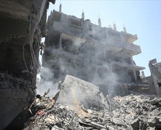 İsrail’in Gazze’de 2 evi daha hedef aldığı saldırıda çok sayıda kişi öldü ve yaralandı