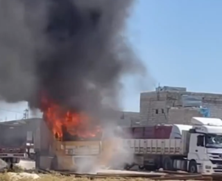 Suriyeliler Türk TIR’larını taşladı, resmi araçları tahrip etti