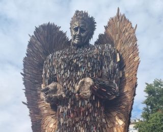 İngiltere’de Bıçak Meleği Heykeli şehrin meydanında sergileniyor