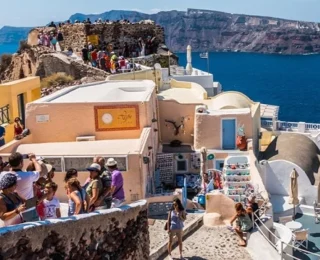 Yunanistan turist yoğunluğunu önlemek için vergi artırıyor