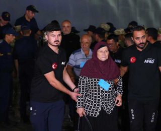 Lübnan’dan 588 Türk vatandaşı tahliye edildi: Mersin’de alkışlarla karşılandılar